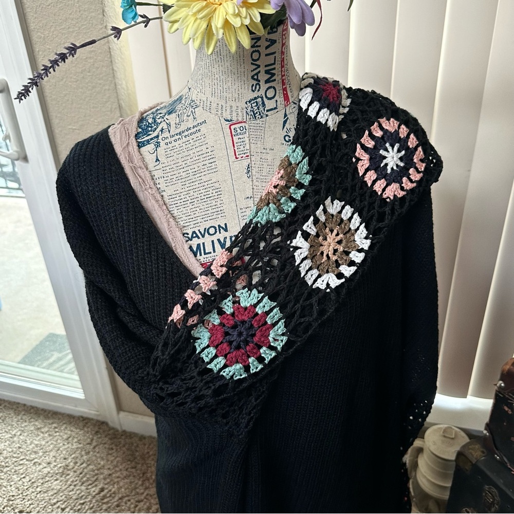 NWT-Gorgeous Gorgeous Lightweight Boho Style Sweater. Crochet Sleeves! - Picture 3 of 16